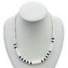 Raffinata collana di heishi bianchi con perline nere