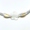 Bracciale in conchiglia con fiore bianco