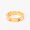 Anillo de acero inoxidable chapado en oro con tachuelas de strass